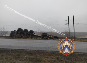 В Новомосковске фура «прилегла» в кювете