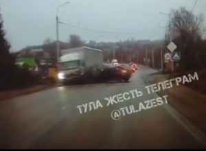 ÐÐ¢Ð Ð² ÑÑÐ»ÑÑÐºÐ¾Ð¼ ÐÐ°ÑÐ»Ð¾Ð²Ðµ: Ð½Ð° Ð²Ð¸Ð´ÐµÐ¾ Ð¿Ð¾Ð¿Ð°Ð»Ð¾, ÐºÐ°Ðº Ð²Ð¾Ð´Ð¸ÑÐµÐ»Ñ Ð²ÑÐµÑÐ°Ð» Ð½Ð° Ð²ÑÑÑÐµÑÐºÑ ÑÑÑÐ³Ð¾Ð½Ñ