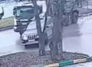«Момент бесконтактного ДТП»: Land Cruiser врезался в дерево, уворачиваясь от самосвала