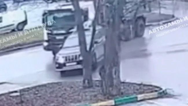 Â«ÐÐ¾Ð¼ÐµÐ½Ñ Ð±ÐµÑÐºÐ¾Ð½ÑÐ°ÐºÑÐ½Ð¾Ð³Ð¾ ÐÐ¢ÐÂ»: Land Cruiser Ð²ÑÐµÐ·Ð°Ð»ÑÑ Ð² Ð´ÐµÑÐµÐ²Ð¾, ÑÐ²Ð¾ÑÐ°ÑÐ¸Ð²Ð°ÑÑÑ Ð¾Ñ ÑÐ°Ð¼Ð¾ÑÐ²Ð°Ð»Ð°