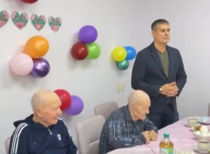 Сергей Пиший поздравил двоих воловчан с юбилеем