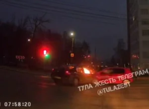 На улице Рязанской в Туле столкнулись две легковушки