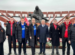 Николай Воробьев и волонтеры «Единой России» почтили память неизвестных солдат