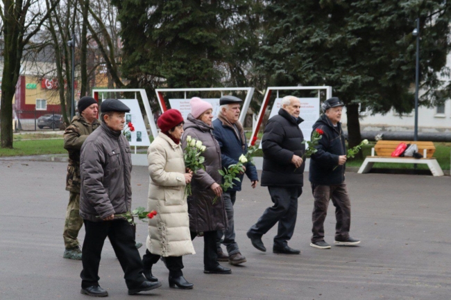 Ð Ð¯ÑÐ½Ð¾Ð³Ð¾ÑÑÐºÐµ Ð¿Ð¾ÑÑÐ¸Ð»Ð¸ Ð¿Ð°Ð¼ÑÑÑ Ð¿Ð°Ð²ÑÐ¸Ñ Ð³ÐµÑÐ¾ÐµÐ² Ð² ÐÐµÐ½Ñ ÐÐµÐ¸Ð·Ð²ÐµÑÑÐ½Ð¾Ð³Ð¾ Ð¡Ð¾Ð»Ð´Ð°ÑÐ°