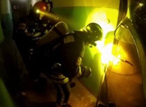 Ðлазами ÐЧС: ÑпаÑаÑели показали, как ÑÑÑили кваÑÑиÑÑ Ð² ÐовомоÑковÑке. Ðидео Ðлазами ÐЧС: ÑпаÑаÑели показали, как ÑÑÑили кваÑÑиÑÑ Ð² ÐовомоÑковÑке. Ðидео