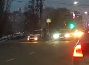 Ðог и не ÑÑпеÑÑ: в ТÑле пеÑеÑ
ода, пеÑебегавÑего доÑогÑ, ÑÑÑÑ Ð½Ðµ Ñбили ÑÑÐ°Ð·Ñ Ð´Ð²Ðµ маÑинÑ. Ðидео Ðог и не ÑÑпеÑÑ: в ТÑле пеÑеÑ
ода, пеÑебегавÑего доÑогÑ, ÑÑÑÑ Ð½Ðµ Ñбили ÑÑÐ°Ð·Ñ Ð´Ð²Ðµ маÑинÑ. Ðидео