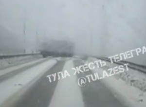 РТÑле возле Metro на заÑнеженной ÑÑаÑÑе ÑазвеÑнÑло гÑÑзовик. Ðидео РТÑле возле Metro на заÑнеженной ÑÑаÑÑе ÑазвеÑнÑло гÑÑзовик. Ðидео