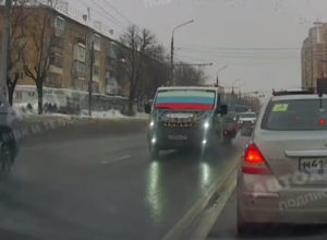 РТÑле на видео попала маÑина, коÑоÑÐ°Ñ ÐµÑ
ала Ñ Ñлагом на лобовом ÑÑекле РТÑле на видео попала маÑина, коÑоÑÐ°Ñ ÐµÑ
ала Ñ Ñлагом на лобовом ÑÑекле