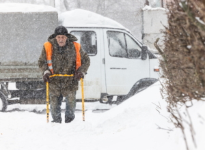 ÐÑи лÑди ÑпаÑаÑÑ Ð¢ÑÐ»Ñ Ð¾Ñ Ð½Ð°ÑеÑÑÐ²Ð¸Ñ Ñнежного Ñиклона ÐÑи лÑди ÑпаÑаÑÑ Ð¢ÑÐ»Ñ Ð¾Ñ Ð½Ð°ÑеÑÑÐ²Ð¸Ñ Ñнежного Ñиклона