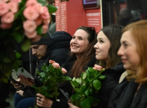 ÐаÑÑажиÑкам ÑÑлÑÑкого ÑемаÑиÑеÑкого поезда в ÐоÑкве подаÑили ÑозÑ. Ðидео ÐаÑÑажиÑкам ÑÑлÑÑкого ÑемаÑиÑеÑкого поезда в ÐоÑкве подаÑили ÑозÑ. Ðидео