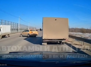 ТакÑиÑÑ Ñделал «ÑмеÑÑелÑнÑй» ÑазвоÑÐ¾Ñ Ð½Ð° аваÑийном ÑÑаÑÑке Ñ Ð¾Ð½ÐºÐ¾ÑенÑÑа. Ðидео ТакÑиÑÑ Ñделал «ÑмеÑÑелÑнÑй» ÑазвоÑÐ¾Ñ Ð½Ð° аваÑийном ÑÑаÑÑке Ñ Ð¾Ð½ÐºÐ¾ÑенÑÑа. Ðидео