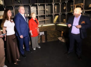 ÐлÑÑ ÐеÑпалов: «ÐкÑпозиÑÐ¸Ñ Ð¼ÑÐ·ÐµÑ â ÑÑок мÑжеÑÑва Ð´Ð»Ñ Ð¿Ð¾Ð´ÑаÑÑаÑÑего Ð¿Ð¾ÐºÐ¾Ð»ÐµÐ½Ð¸Ñ Ð¸ Ð´Ð°Ð½Ñ Ð³Ð»Ñбокого ÑÐ²Ð°Ð¶ÐµÐ½Ð¸Ñ Ð½Ð°Ñим веÑеÑанам» ÐлÑÑ ÐеÑпалов: «ÐкÑпозиÑÐ¸Ñ Ð¼ÑÐ·ÐµÑ â ÑÑок мÑжеÑÑва Ð´Ð»Ñ Ð¿Ð¾Ð´ÑаÑÑаÑÑего Ð¿Ð¾ÐºÐ¾Ð»ÐµÐ½Ð¸Ñ Ð¸ Ð´Ð°Ð½Ñ Ð³Ð»Ñбокого ÑÐ²Ð°Ð¶ÐµÐ½Ð¸Ñ Ð½Ð°Ñим веÑеÑанам»