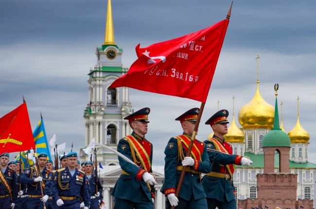 Ðак пÑоÑел паÑад ÐÐ¾Ð±ÐµÐ´Ñ Ð½Ð° главной плоÑади ТÑлÑ. ФоÑоÑепоÑÑаж Ðак пÑоÑел паÑад ÐÐ¾Ð±ÐµÐ´Ñ Ð½Ð° главной плоÑади ТÑлÑ. ФоÑоÑепоÑÑаж